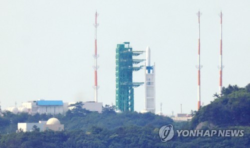 资料图片：5月23日，在全罗南道高兴郡罗老宇宙中心，韩国自主研制的运载火箭“世界”号（KSLV-Ⅱ）完成起竖并被固定在发射台上。 韩联社