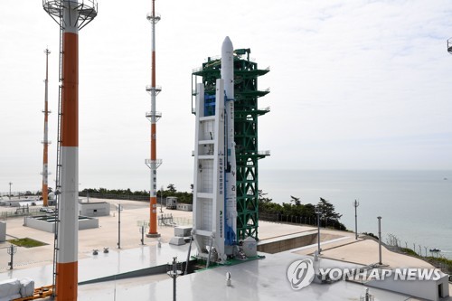 5月25日，在全罗南道高兴郡罗老宇航中心，韩国自主研制的运载火箭“世界”号完成起竖并被固定在发射台上。 韩联社/韩国航空宇宙研究院供图（图片严禁转载复制）