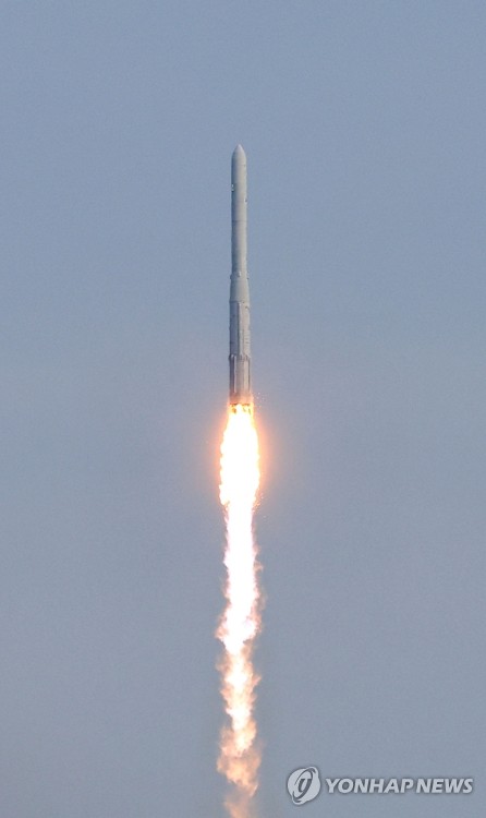 5月25日，在全罗南道高兴郡罗老宇航中心，韩国自主研制的运载火箭“世界”号（KSLV-Ⅱ）首次搭载八颗应用卫星进行第三次发射。 韩联社