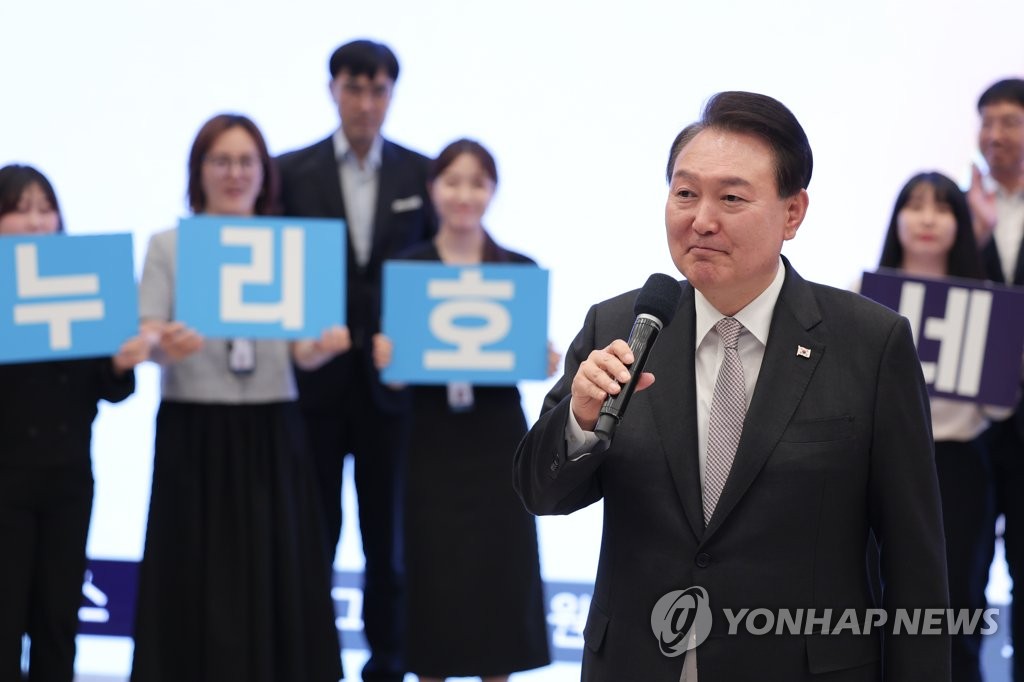 5月25日，在首尔龙山总统府，韩国总统尹锡悦（前排居中）观看韩国自研的运载火箭“世界”号的第三次发射现场直播后与总统室官员一同祝贺“世界”号发射任务取得成功。 韩联社/总统室供图（图片严禁转载复制）