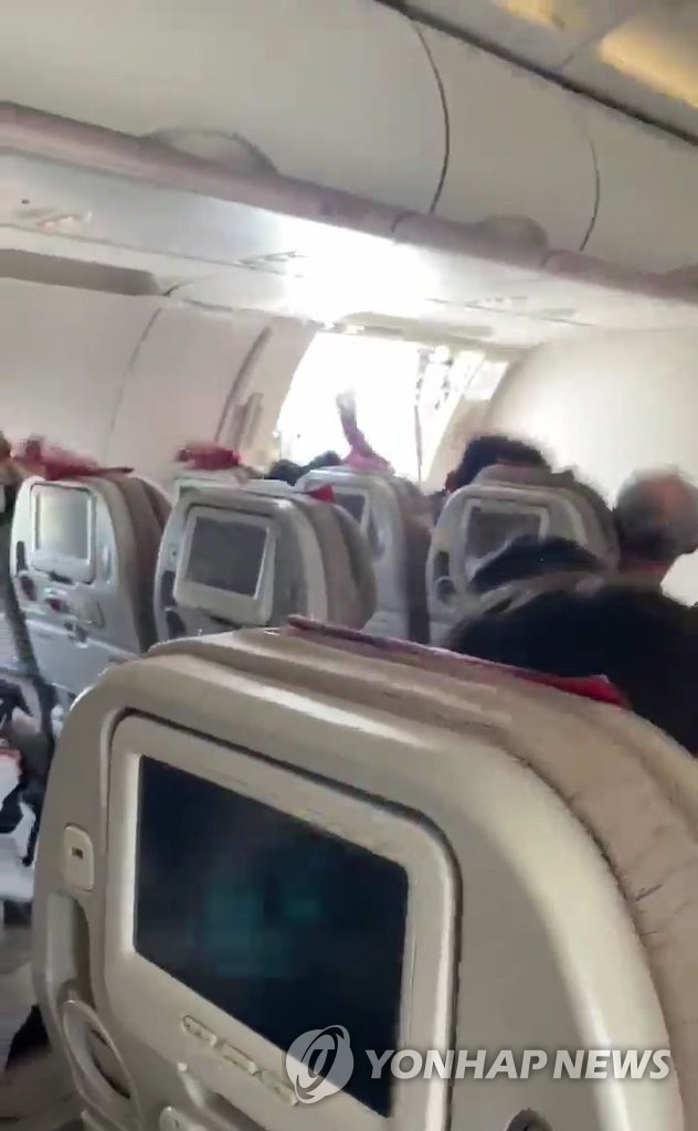 韩亚航空一旅客空中擅开安全门已被抓