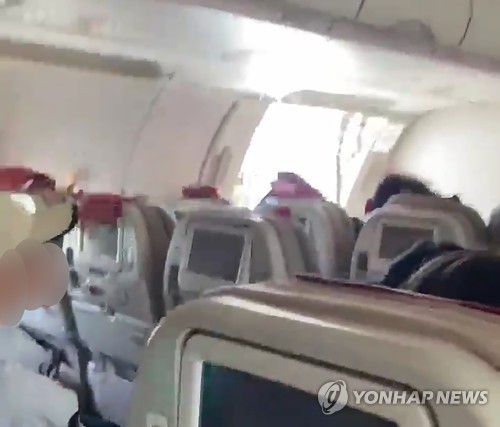 5月26日，韩亚航空OZ8124客机舱门在飞行途中被打开。 韩联社/读者供图（图片严禁转载复制）