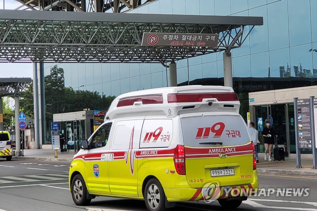 5月26日，在大邱国际机场，韩亚航空OZ8124航班因舱门打开事故紧急降落。图为救护车驶入大邱机场。 韩联社/韩联社TV供图（图片严禁转载复制）