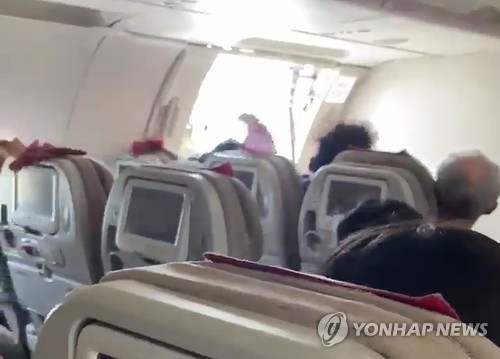 据韩国航空业界5月26日消息，韩亚航空OZ8124航班在降落大邱机场之前舱门被打开。 韩联社/读者供图（图片严禁转载复制）