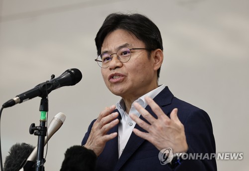 5月26日，在仁川国际机场，韩国福岛核污水专家考察团团长、原子能安全委员会委员长刘国熙结束考察工作后率团返回韩国并接受记者采访。 韩联社