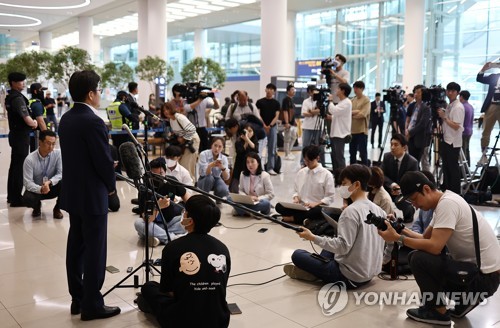 5月26日，在仁川国际机场，韩国福岛核污水专家考察团团长、原子能安全委员会委员长刘国熙结束考察工作后率团返回韩国并接受记者采访。 韩联社