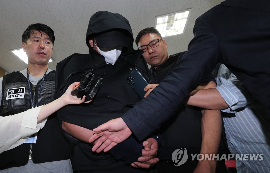 5月28日下午，在大邱地方法院，犯罪嫌疑人李某（左二）出庭接受逮捕必要性审查。 韩联社