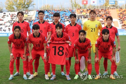 当地时间5月28日，在阿根廷门多萨马尔维纳斯球场，韩国U20男子足球队合影留念。 韩联社