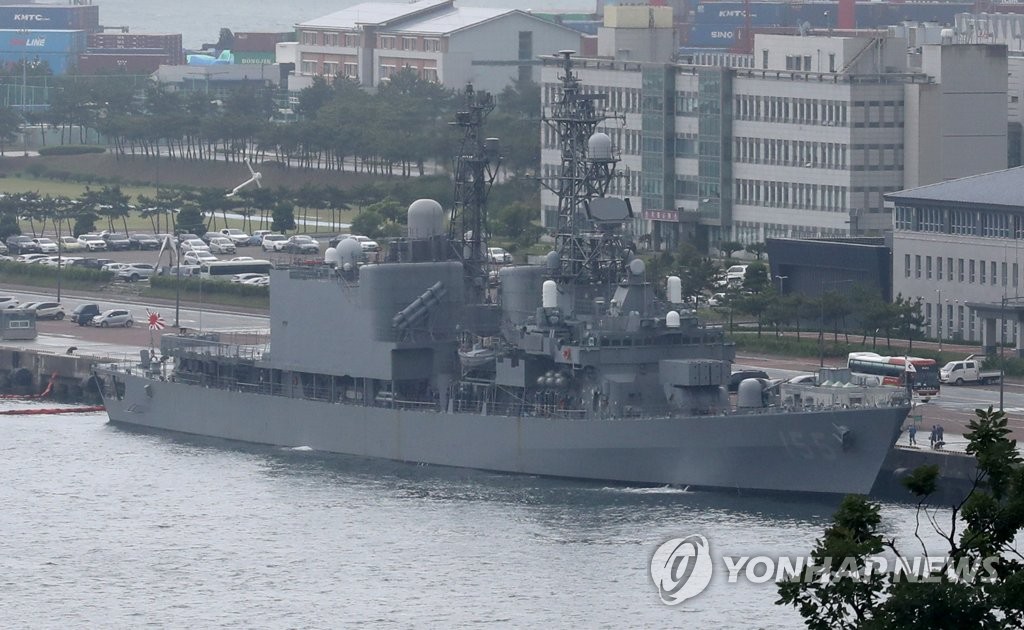 5月29日，日本“滨雾”号护卫舰悬挂自卫队旗帜驶入釜山海军作战基地停靠。 韩联社