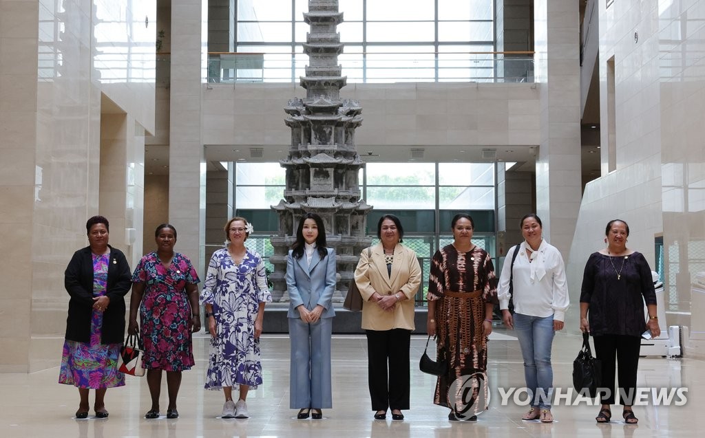 韩-太平洋岛国领导人夫人合影