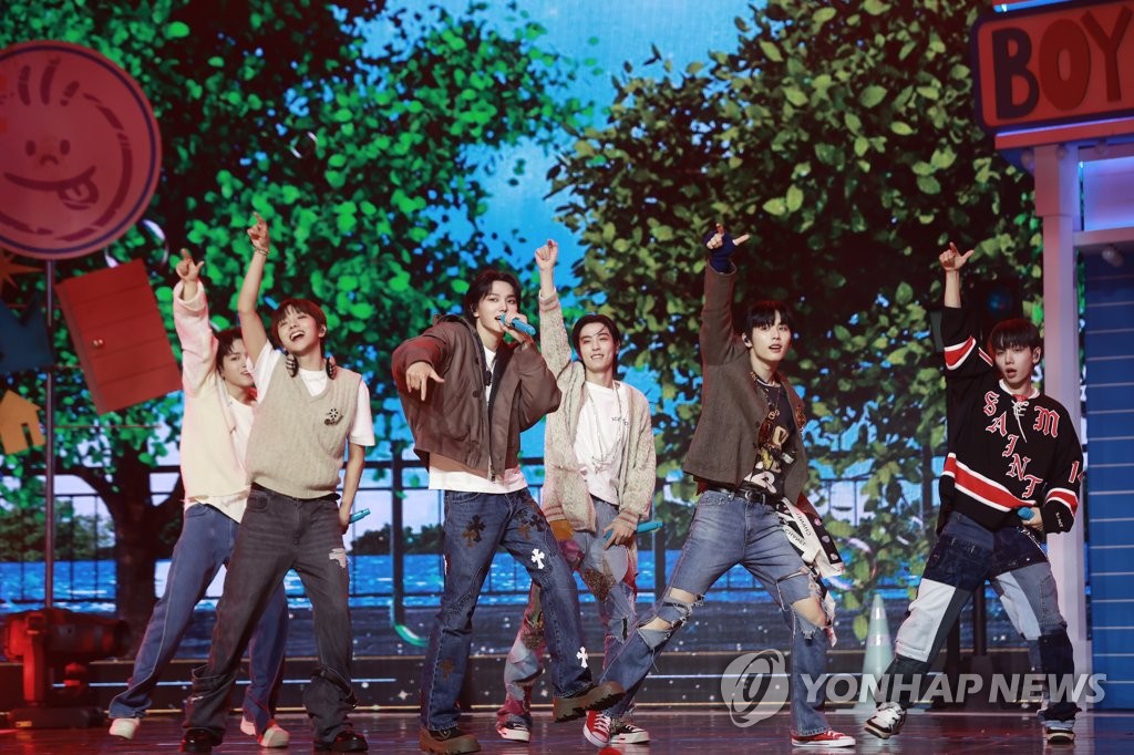 5月30日下午，在首尔市龙山区的BLUE SQUARE，HYBE旗下新男团BOYNEXTDOOR在出道单曲唱片《WHO!》抢听会上演唱《But I Like You》。 韩联社