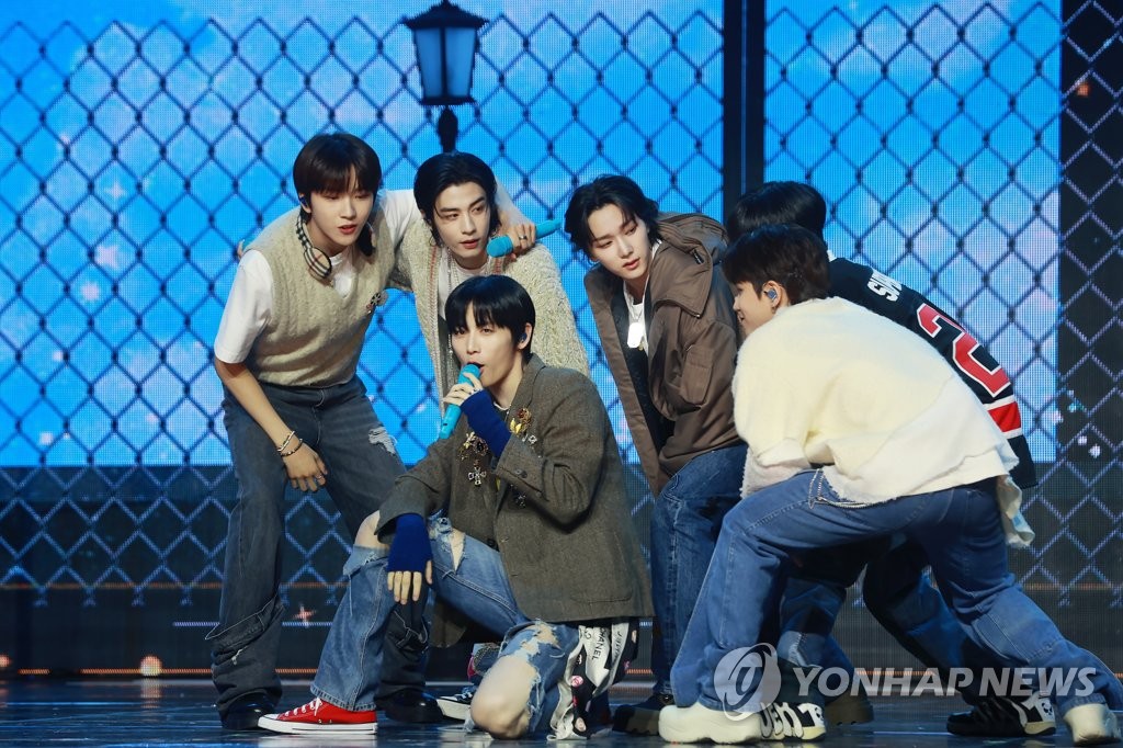5月30日，在首尔龙山区的BLUE SQUARE，HYBE旗下新男团BOYNEXTDOOR在出道专辑《WHO!》媒体抢听会上表演《But I Like You》。 韩联社