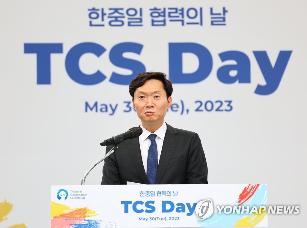 5月30日，在首尔清溪广场举行的韩中日合作之日活动上，韩国外交部东北亚局审议官姜英信致辞。 韩联社