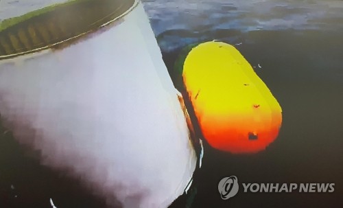 资料图片：韩国联合参谋本部5月31日表示，韩军正在海上打捞疑为朝鲜所射航天器部分残骸的物体。 韩联社/韩联参供图（图片严禁转载复制）