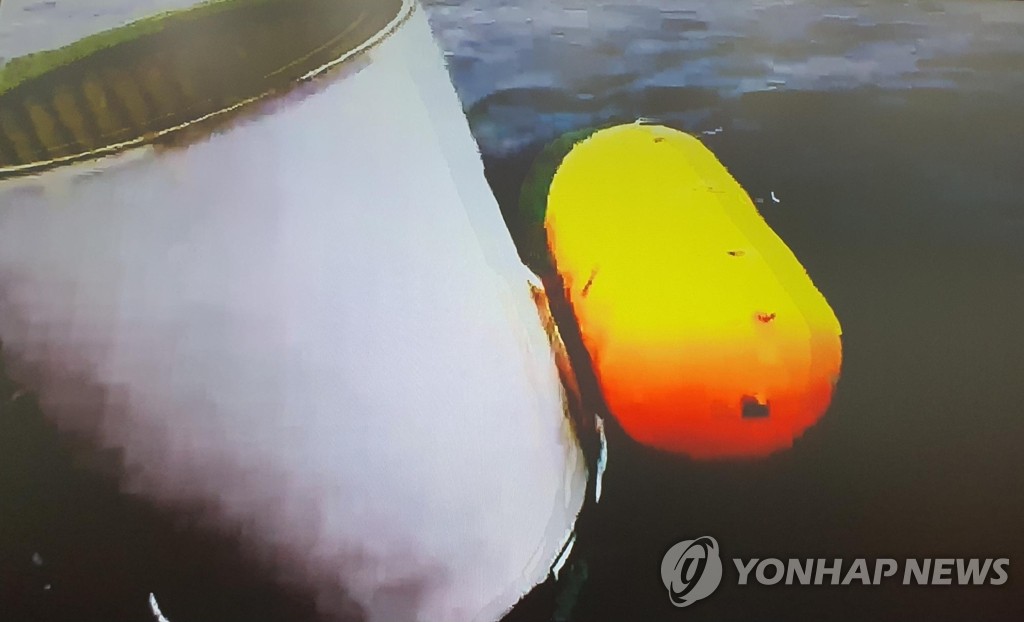 资料图片：韩国联合参谋本部5月31日表示，韩军正在海上打捞疑为朝鲜所射航天运载器部分残骸的物体。图为疑为朝鲜航天运载器部分组件的物体。 韩联社/联参供图（图片严禁转载复制）