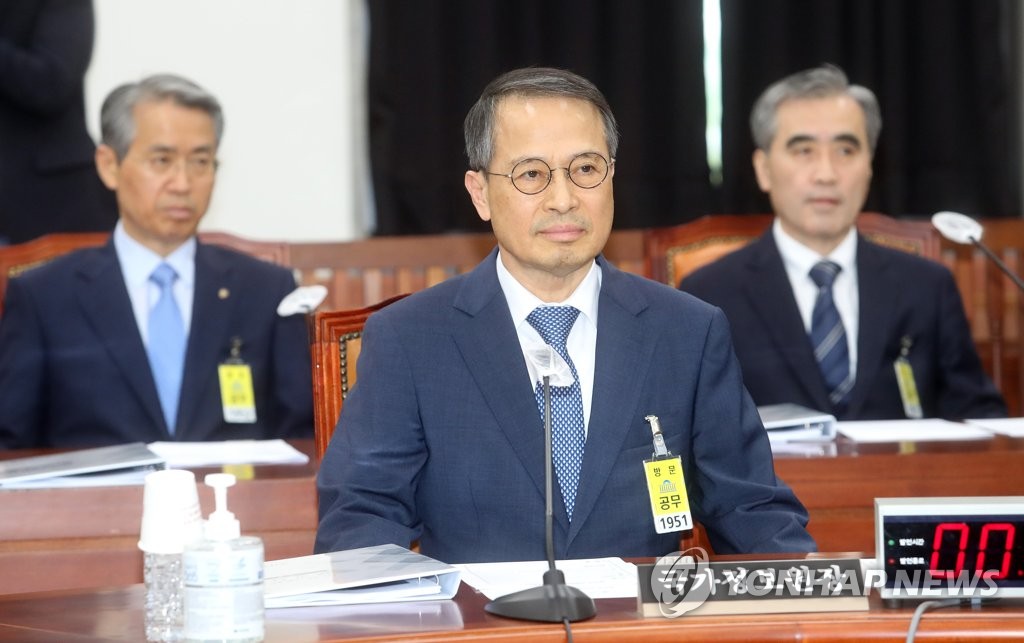 5月31日，在国会情报委员会全体会议上，韩国国家情报院（国情院）院长金奎显做工作汇报。 韩联社/国会摄影记者团