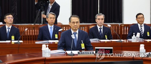 5月31日，在国会，韩国国家情报院院长金奎显出席国会情报委员会全体会议。 韩联社/国会摄影记者团