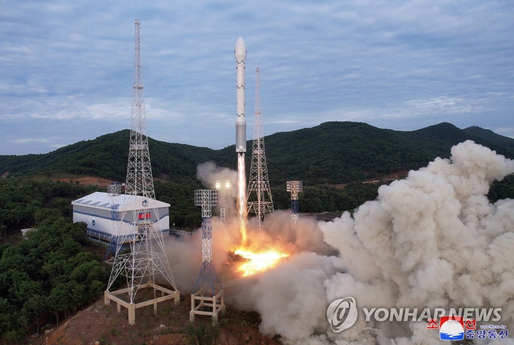 朝鲜“千里马1”型火箭载着第一颗军事侦察卫星“万里镜1”号点火升空。 韩联社/朝中社（图片仅限韩国国内使用，严禁转载复制）