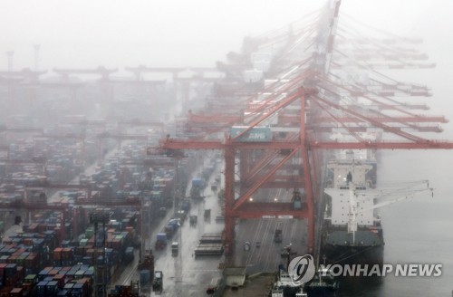 资料图片：釜山港被大雾笼罩，摄于6月1日。 韩联社