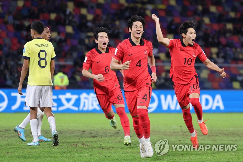 当地时间6月1日，在阿根廷圣地亚哥德尔埃斯特罗球场，韩国队与厄瓜多尔队进行2023国际足联（FIFA）20岁以下（U-20）世界杯16强赛的比赛。图为崔锡铉（音，右二）攻入韩国队第三粒进球后欢呼庆祝。 韩联社