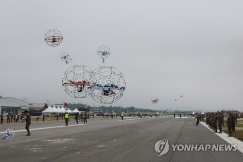韩军无人机机器人庆典开幕