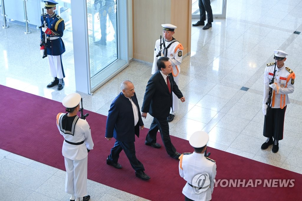6月2日，在首尔龙山总统府，韩国总统尹锡悦（右）和东帝汶总统若泽·拉莫斯·奥尔塔走进大厅。 韩联社