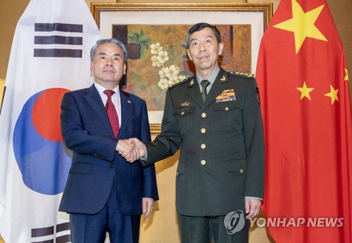 6月3日，在新加坡，韩国国防部长官李钟燮（左）和中国国务委员兼国防部长李尚福在会谈前握手致意。 韩联社