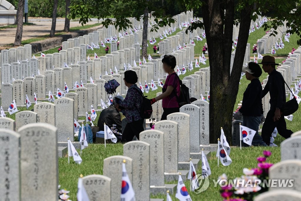 资料图片：6月4日，距离显忠日还有两天，在首尔铜雀区的国立首尔显忠院，烈士遗属们正在扫墓。 韩联社