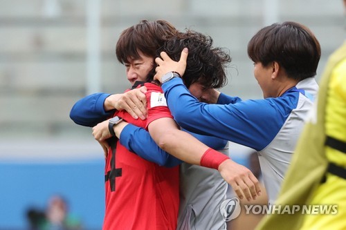 当地时间6月4日，在阿根廷圣地亚哥，韩国队与尼日利亚队进行2023国际足联（FIFA）20岁以下（U-20）世界杯八强赛的比赛。图为崔锡铉（音，红衣）在加时赛中攻入一球后与主帅金殷中相拥庆祝。 韩联社