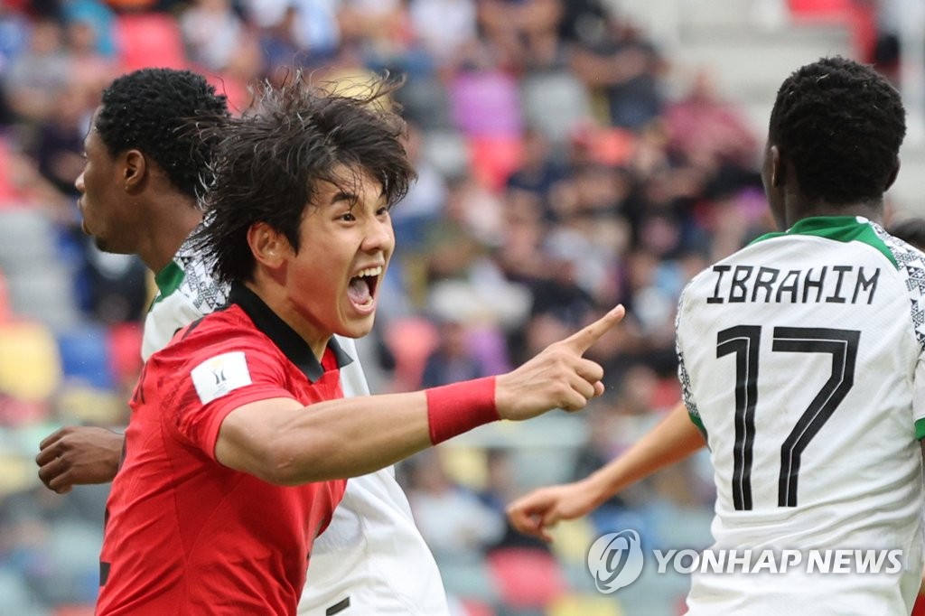 当地时间6月4日，在阿根廷圣地亚哥，韩国队与尼日利亚队进行2023国际足联（FIFA）20岁以下（U-20）世界杯八强赛的比赛。图为崔锡铉（音，红衣）在加时赛中攻入一球后欢呼庆祝。 韩联社