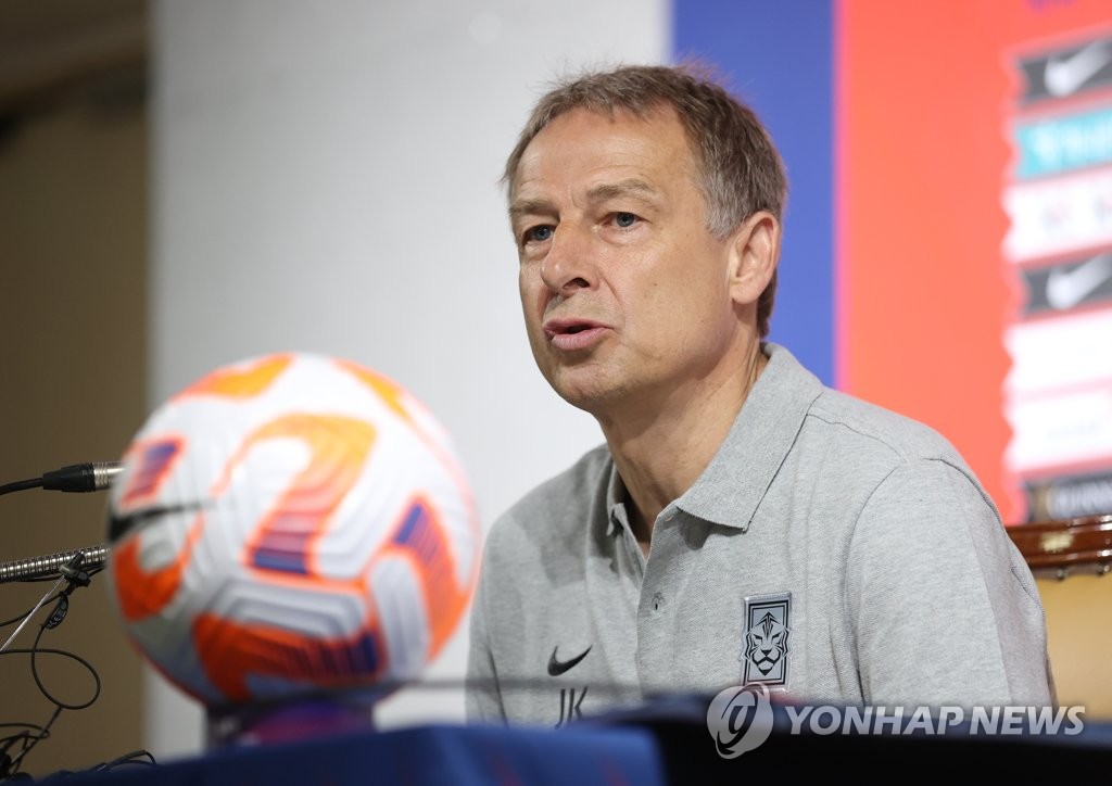 6月5日，在首尔足球会团，克林斯曼公布即将出战A级赛的男足名单。 韩联社
