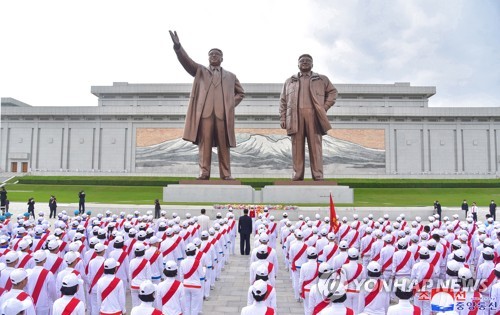 朝鲜少年团向领导人铜像献花