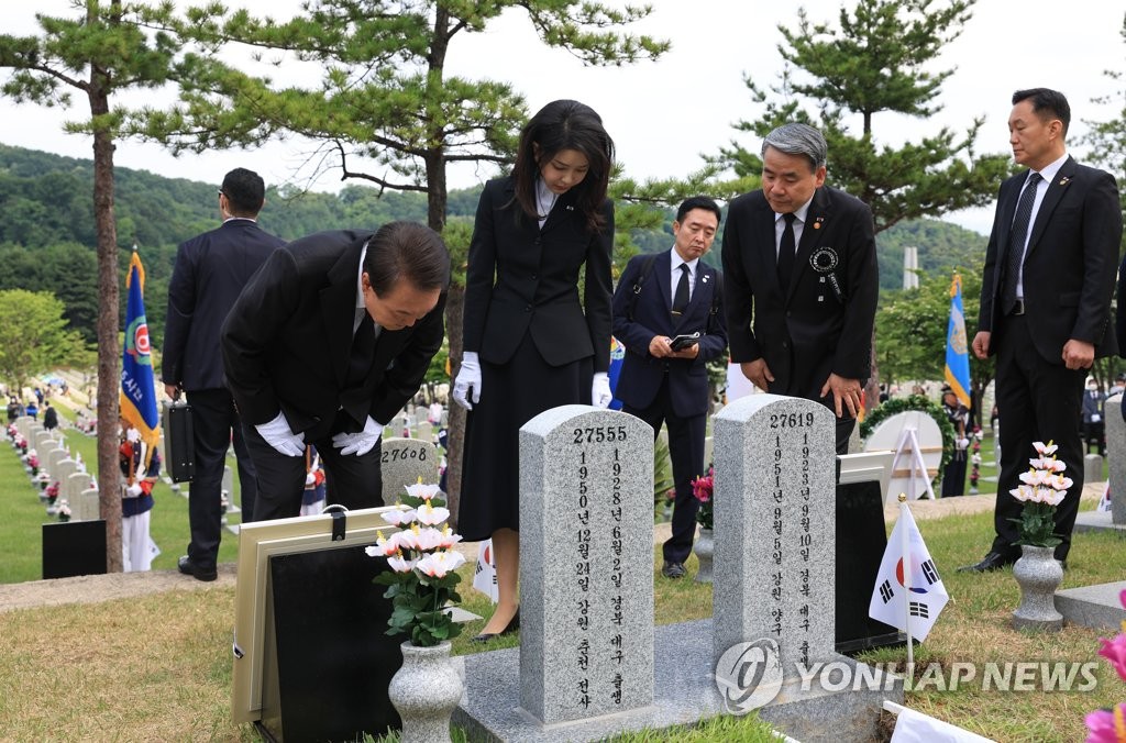 总统夫妇参加烈士安葬仪式
