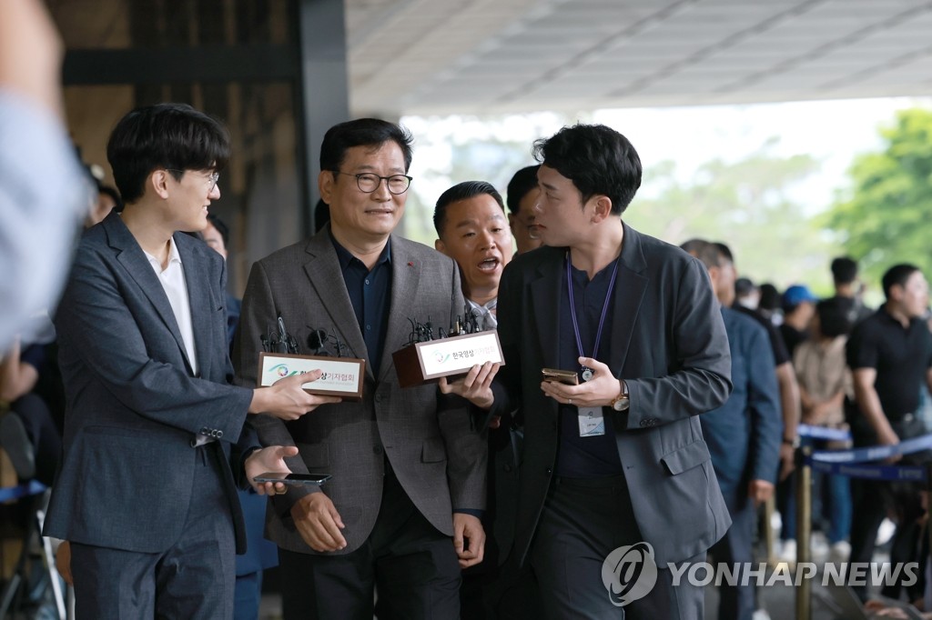 6月7日上午，在首尔中央地方检察厅前，共同民主党前党首宋永吉接受记者采访。 韩联社
