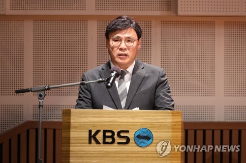 6月8日，在首尔汝矣岛的KBS电视台，KBS社长金仪喆召开记者会，就政府建议分离征收收视费表明立场。 韩联社