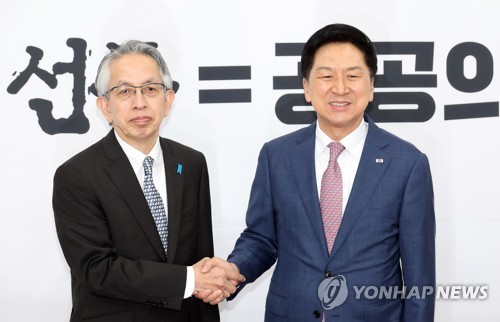 6月8日，在韩国国会，韩国执政党国民力量党首金起炫（右）会见日本驻韩大使相星孝一。 韩联社