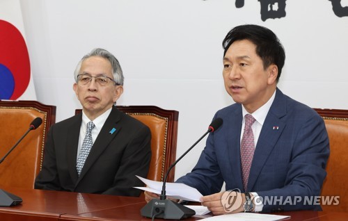 6月8日，在韩国国会，韩国执政党国民力量党首金起炫（右）会见日本驻韩大使相星孝一。 韩联社