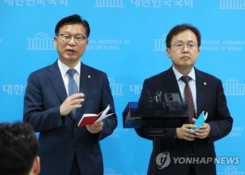 6月8日，在韩国国会，执政党国民力量首席副党鞭李亮寿（左）和最大在野党共同民主党首席副党鞭宋基宪召开记者会。 韩联社