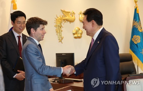 6月9日，在首尔龙山总统府，韩国总统尹锡悦（右）接见OpenAI首席执行官山姆·奥特曼。 韩联社