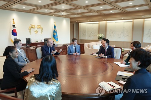 6月9日，在首尔龙山总统府，韩国总统尹锡悦（右三）接见OpenAI联合创始人格雷格·布罗克曼（左四）和首席执行官山姆·奥特曼（左五）。 韩联社/总统室供图（图片严禁转载复制）