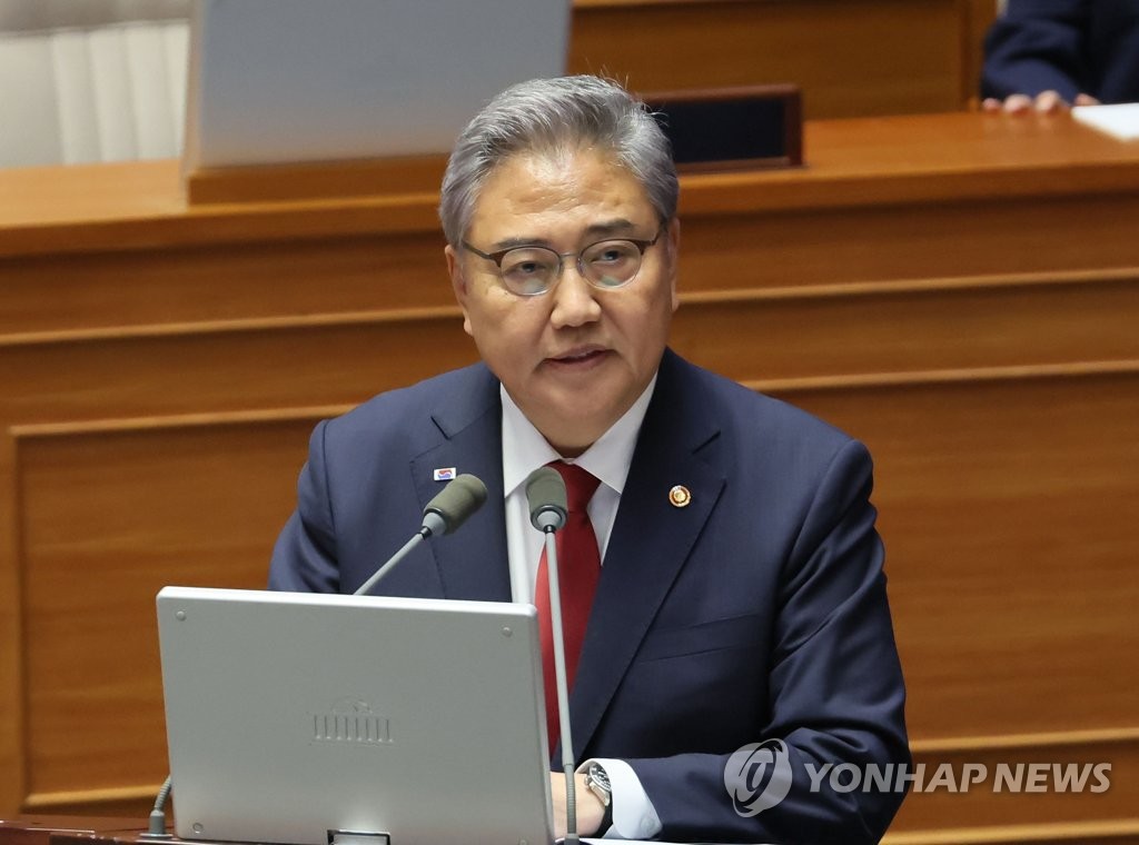 6月12日，在韩国国会，朴振出席问政会并答问。 韩联社