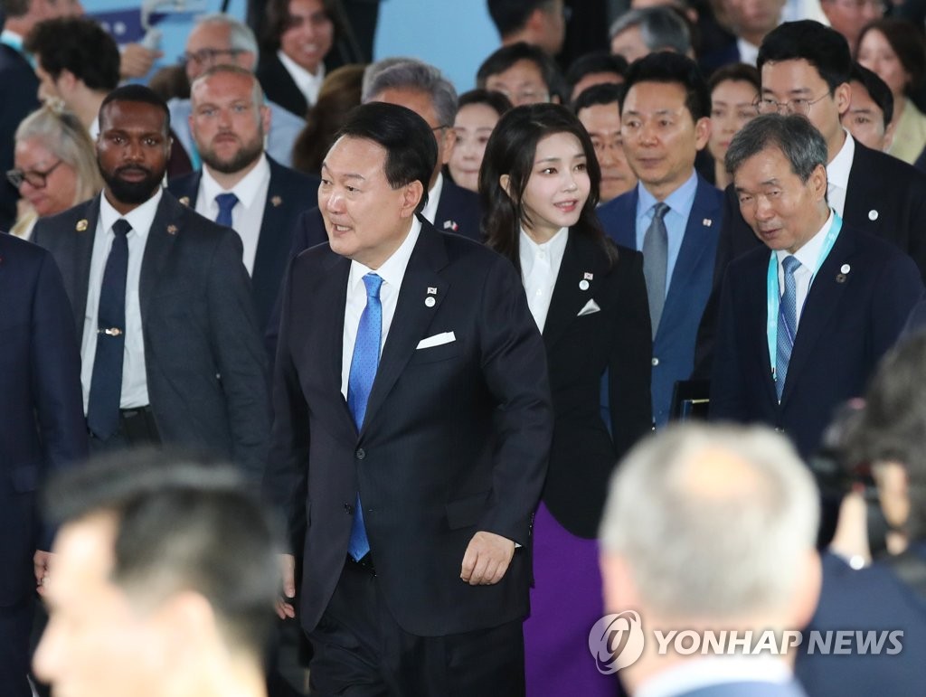 当地时间6月21日，在法国巴黎，韩国总统尹锡悦和夫人金建希出席“釜山世界博览会官方招待会”。 韩联社