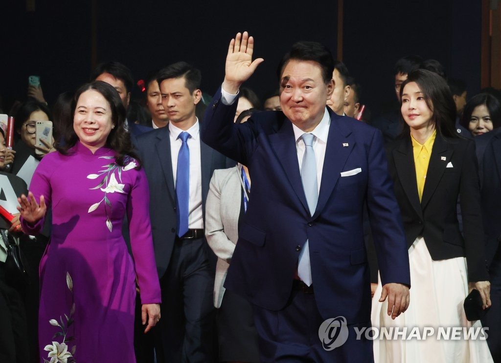 6月22日，在河内，韩国总统尹锡悦（右二）和夫人金建希（右一）与越南国家副主席武氏映春（左一）共同出席“韩越文化交流夜”活动。 韩联社