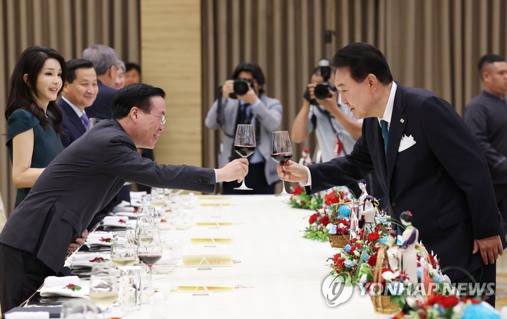 资料图片：当地时间6月23日，在越南河内，韩国总统尹锡悦（右）和越南国家主席武文赏出席国宴。 韩联社