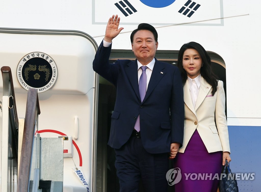 6月24日下午，结束法越访问之旅的韩国总统尹锡悦（左）和夫人金建希搭乘总统专机“空军一号”飞抵首尔机场。 韩联社