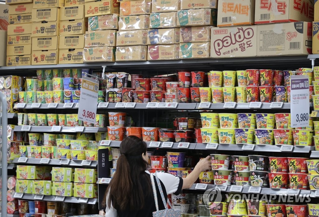 资料图片：超市的方便面货架 韩联社