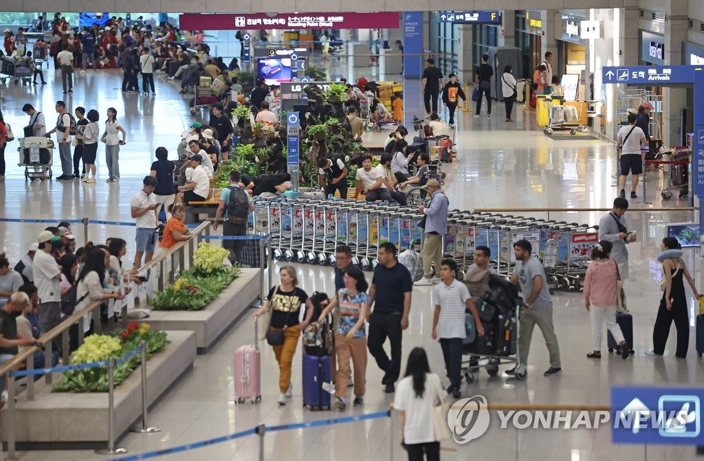 资料图片：仁川国际机场第一航站楼到达大厅 韩联社