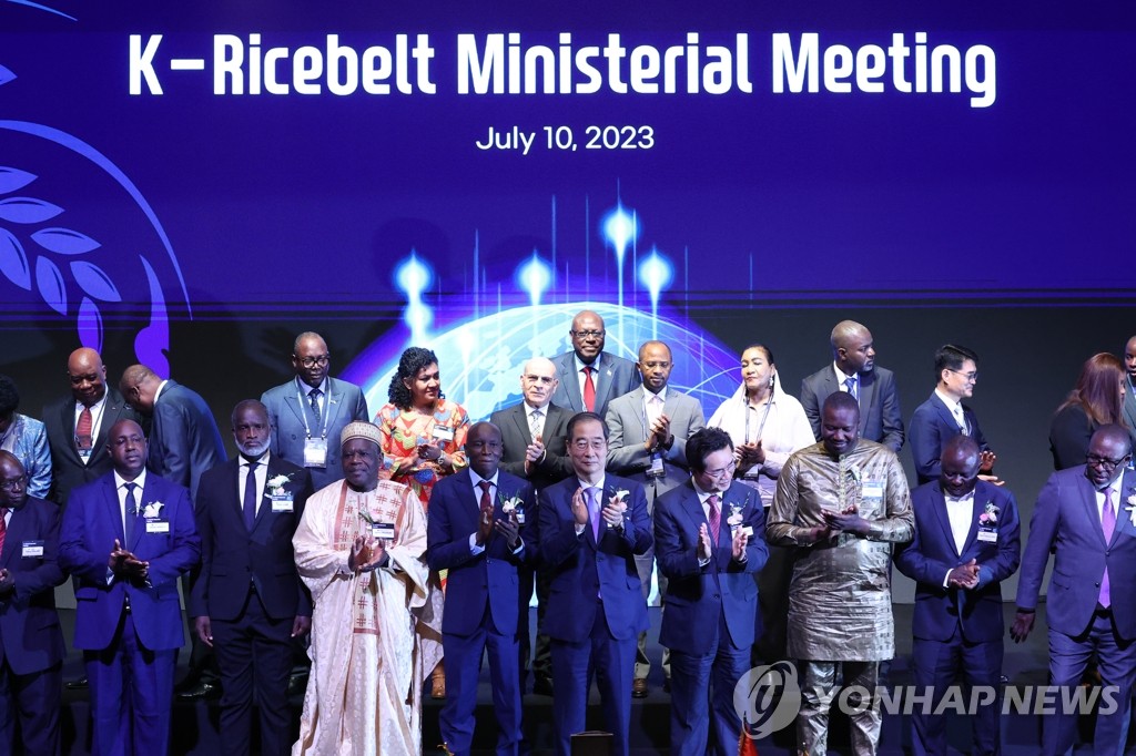 7月10日，在首尔瑞草区的JW万豪酒店，韩国大米带农业部长会议与会人士合影留念。 韩联社