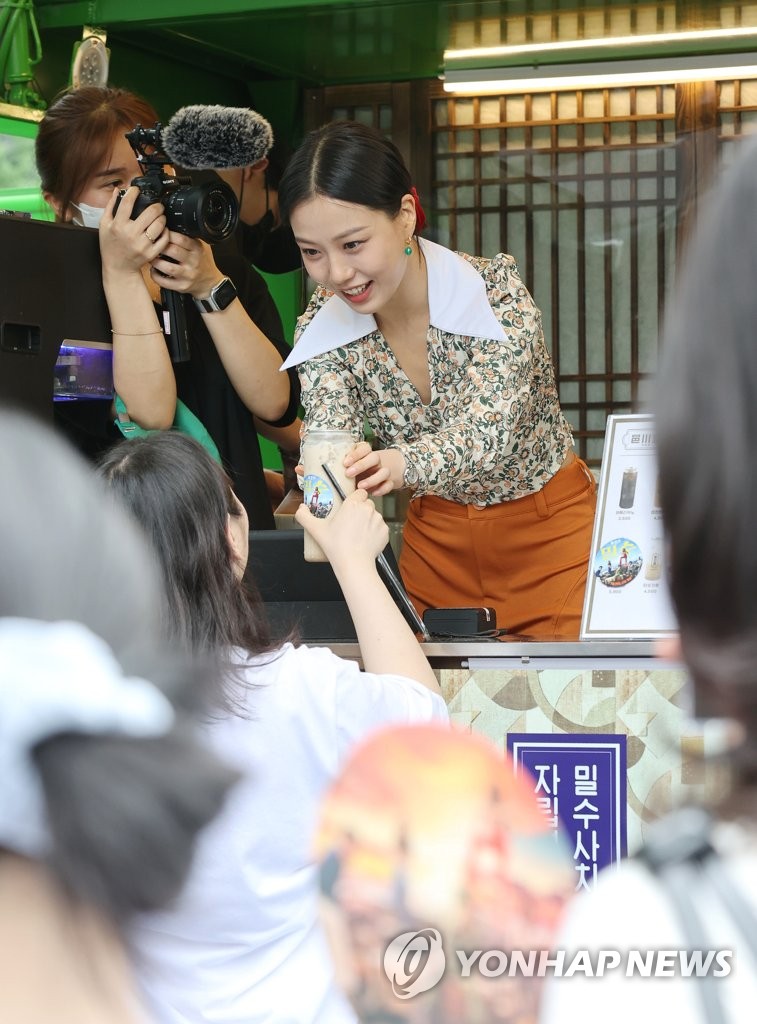 高旻示送咖啡