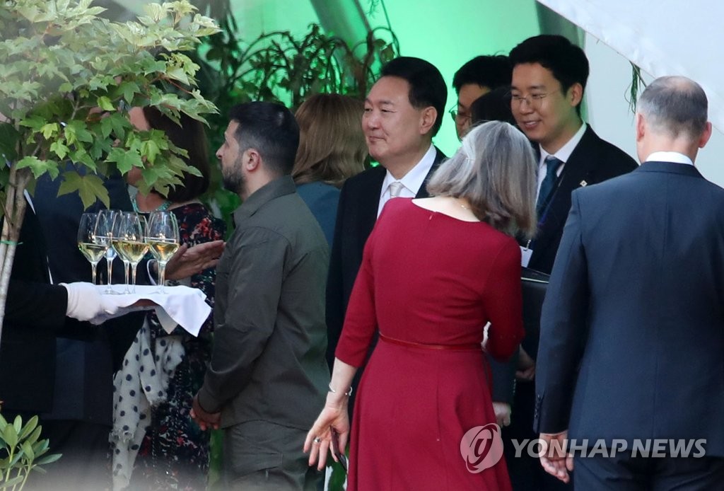 当地时间7月11日，在立陶宛总统府，韩国总统尹锡悦（左二）出席立陶宛总统吉塔纳斯·瑙塞达为北约峰会参会国领导人举办的晚宴。站在尹锡悦左侧的是乌克兰总统弗拉基米尔·泽连斯基。 韩联社